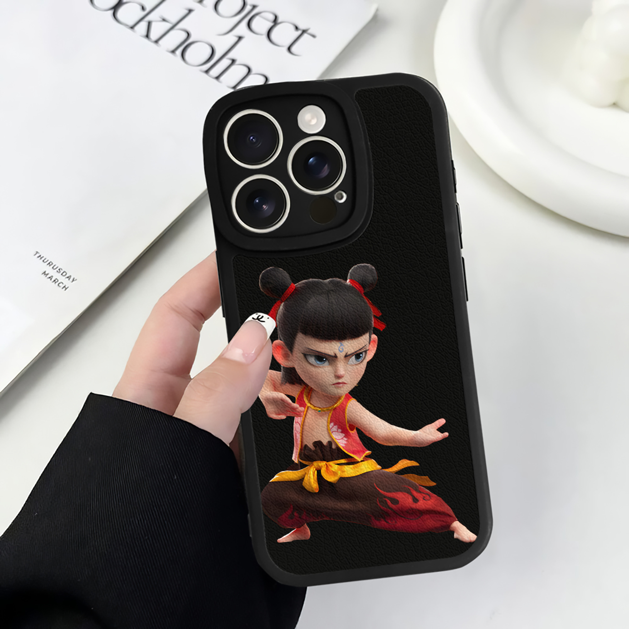 （画像用） Ne Zha 2 ナタ 魔童の大暴れ 【iPhone 16シリーズ対応】シリコンスマホケース（レザー調） 材質：シリコン